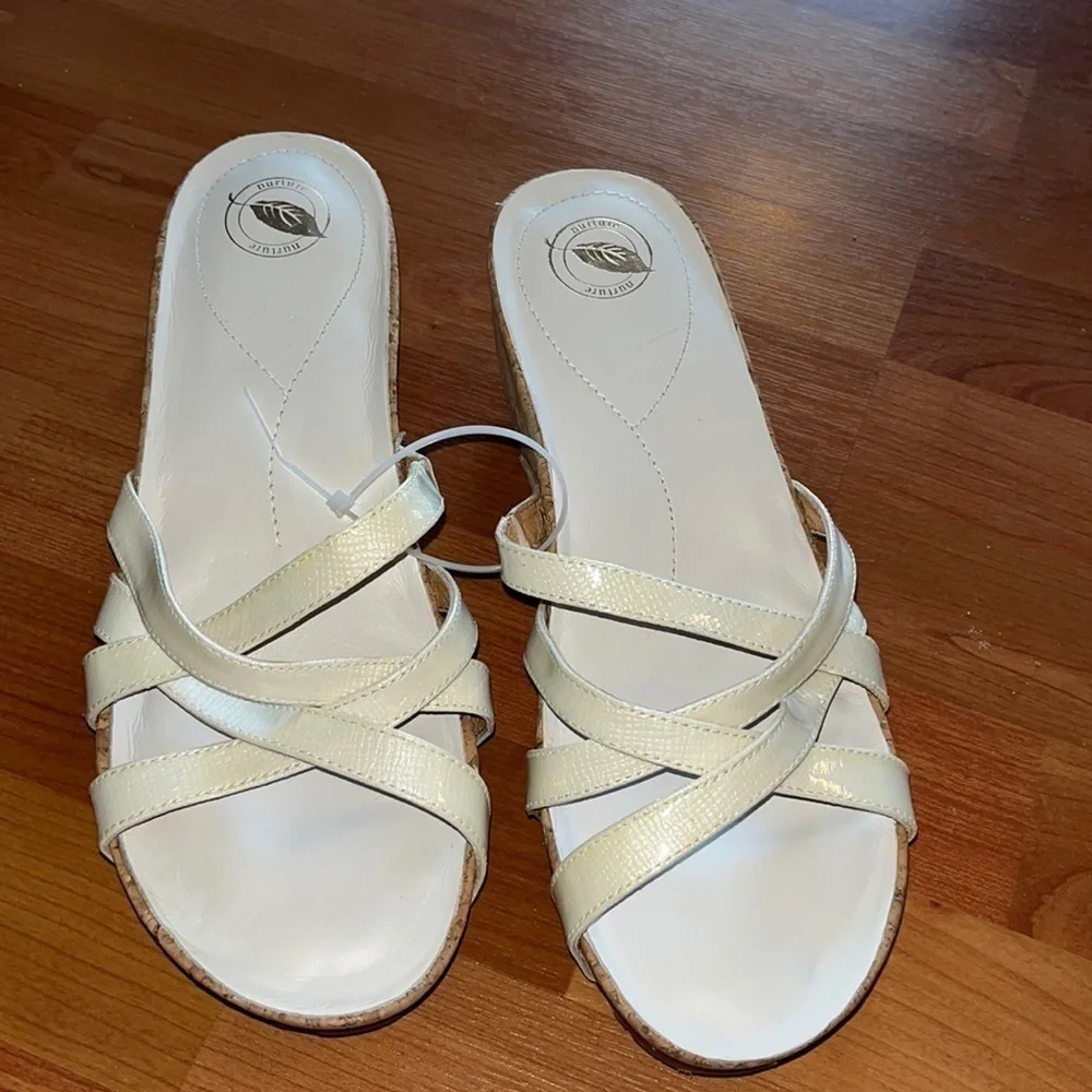 Nurture women’s white leather strap cork wedge Truth Sandals Size 9.5